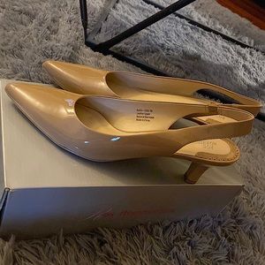 Sling back heel by Ros Hommerson. Sleek shoe that can be dressed up or down ✨